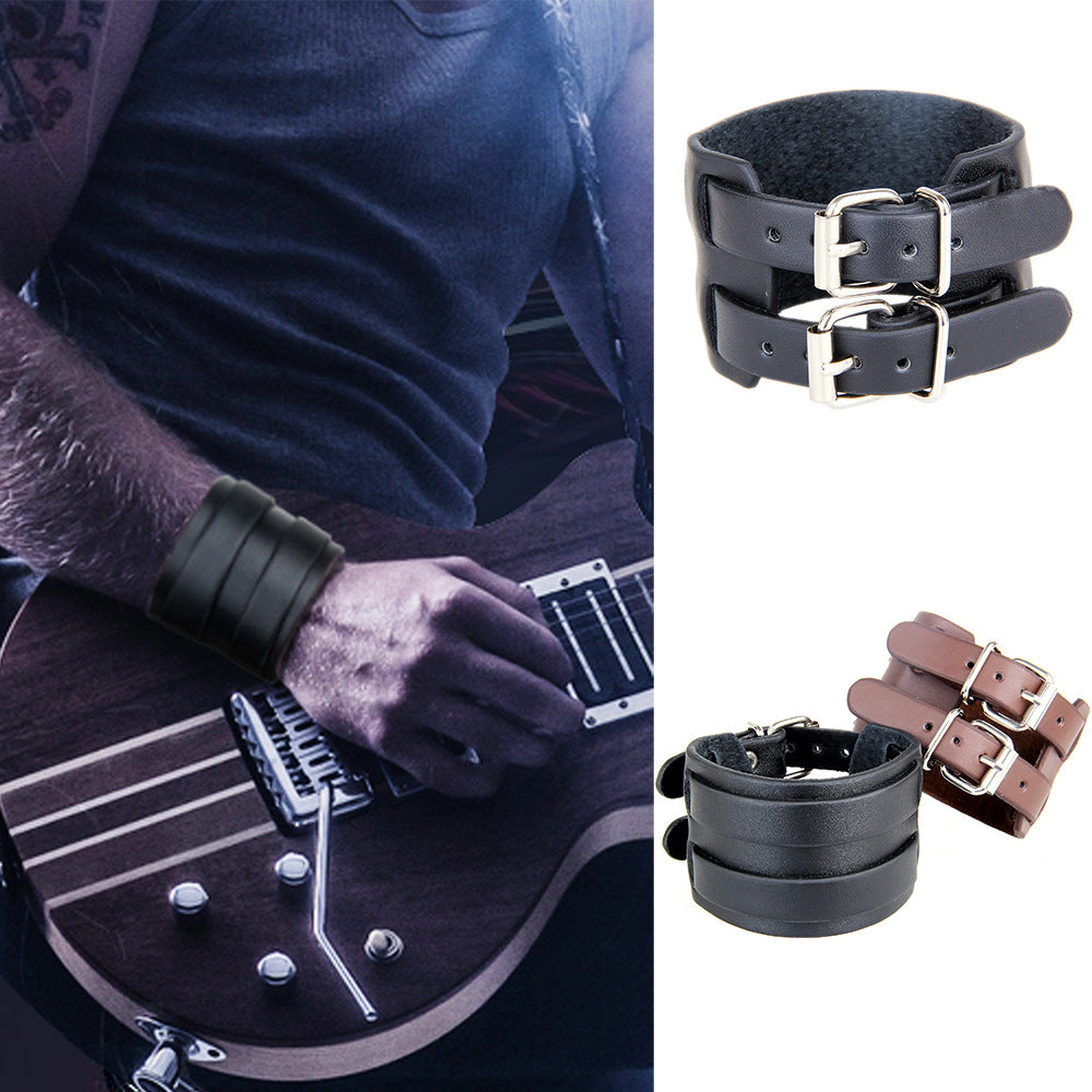Homme portant bracelet manchette cuir marron triple sangle style punk rock