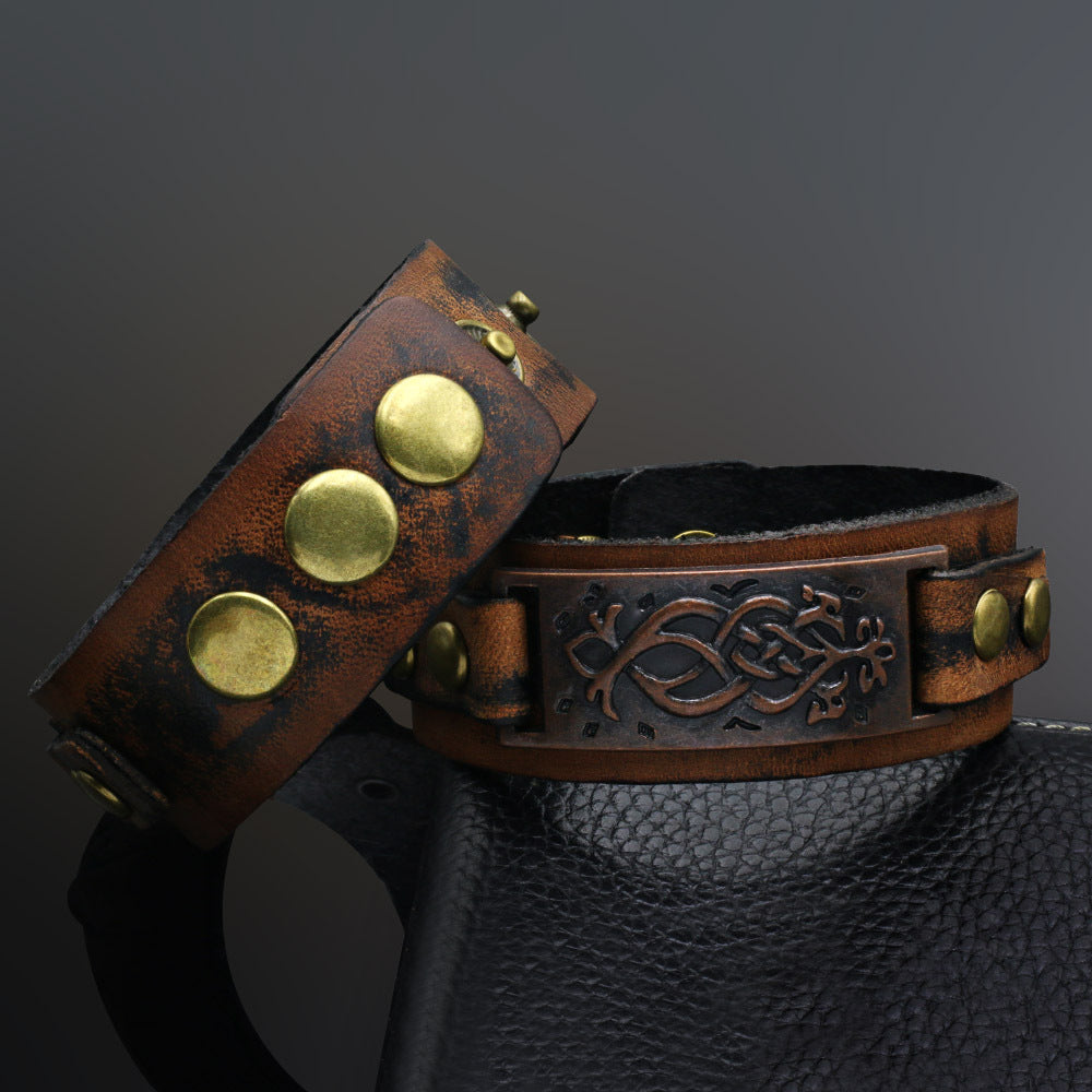 Bracelet cuir marron vintage vue arrière montrant les rivets dorés