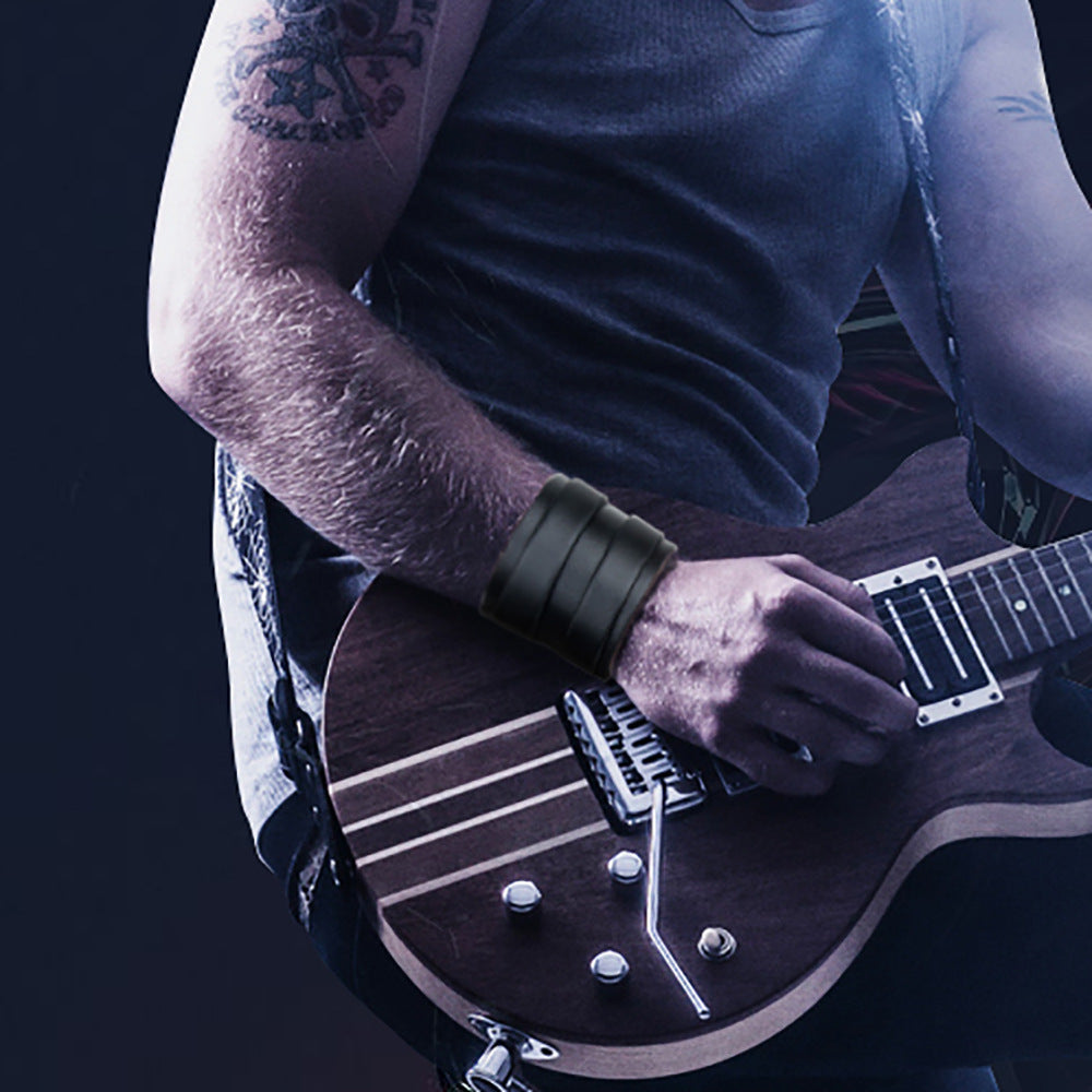 Homme portant bracelet manchette cuir marron triple sangle style punk rock