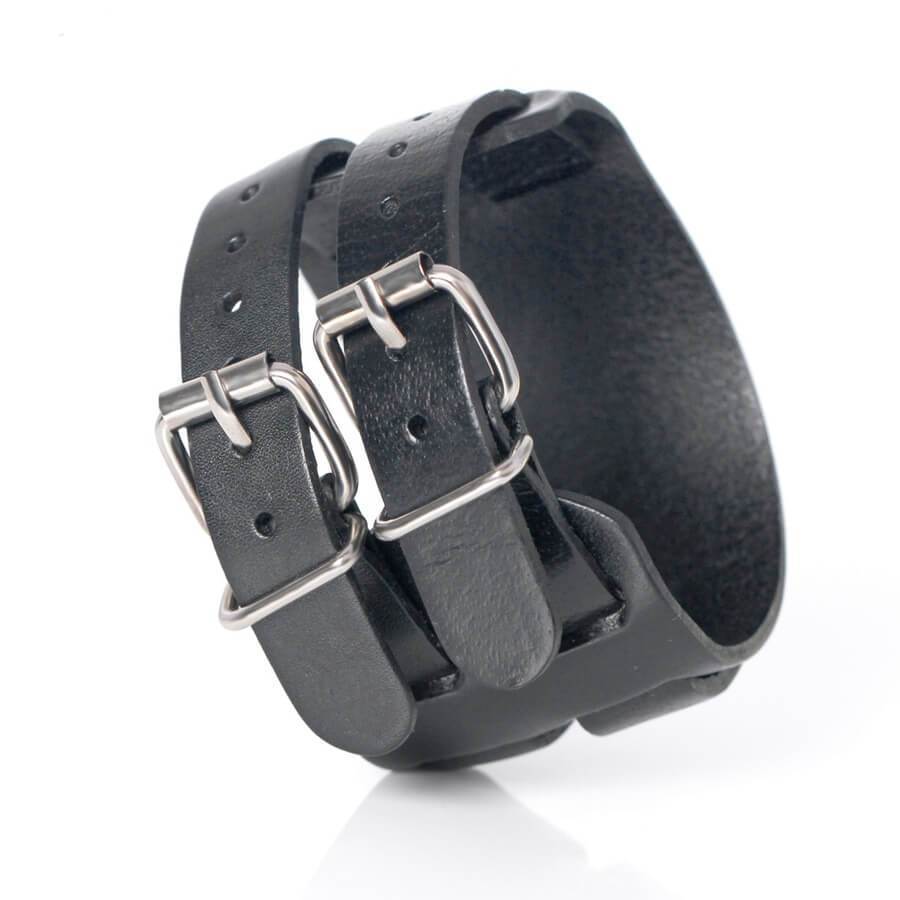 Bracelet manchette cuir noir double sangle vue détaillée des boucles métalliques