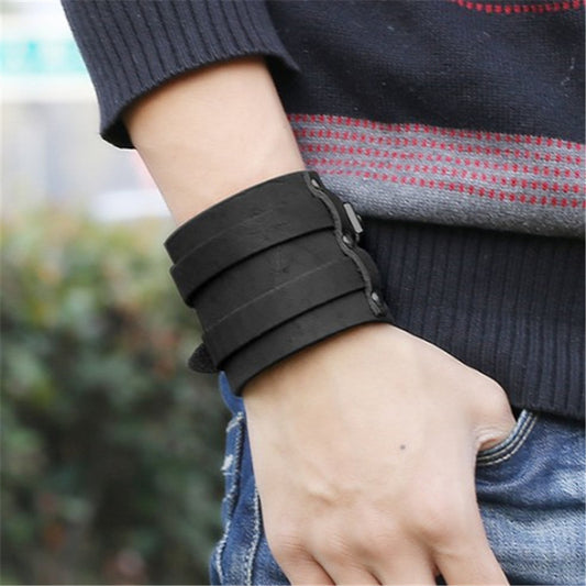 Homme portant bracelet manchette cuir noir large avec double boucle au poignet