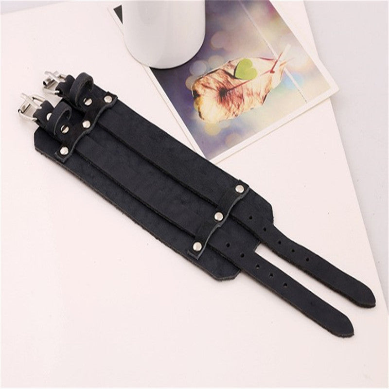 Bracelet manchette cuir noir large  montrant les boucles métalliques